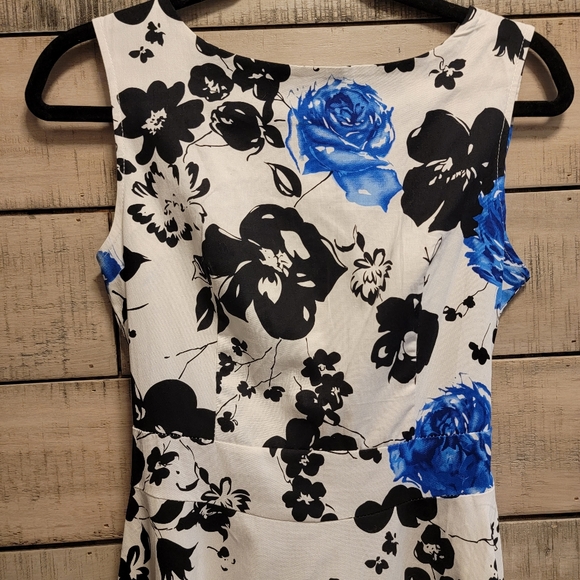 Beautiful fitted with flare skirt dress - Picture 2 of 7